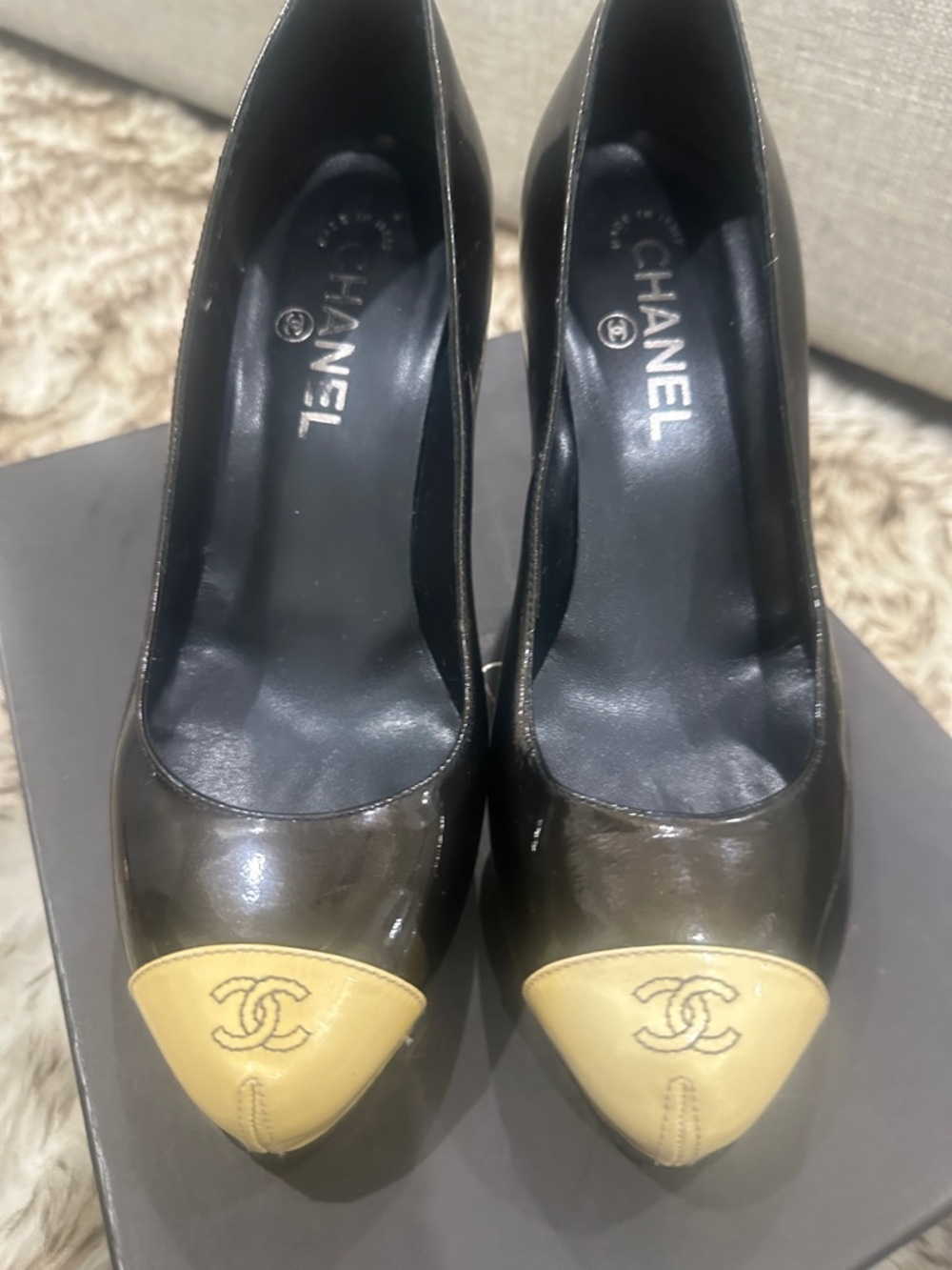 CHANEL Two-Tone Patent Leather Pump in Black/Dark brown and Beige Cap toe-heel